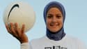 L'Australo-égyptienne Assmaah Helal pose pour défendre le droit des femmes de porter un hijab lors de matches de football, le 23 février 2012 à Sydney