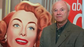 James Rosenquist pose devant son oeuvre "Joan Crawford says.." datée de 1964, le 14 mars 2001 à Paris, lors de l'exposition "Les années Pop" au centre Georges-Pompidou.