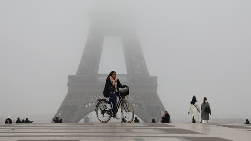 Une femme à vélo, place du Trocadéro, à Paris, le 5 décembre 2019.