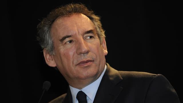 François Bayrou, crédité par un sondeur d'une légère embellie à 15% d'intentions de vote pour le premier tour de l'élection présidentielle, veut croire à un tournant dans sa campagne et compte sur la "lassitude" des électeurs face au duel Hollande-Sarkozy