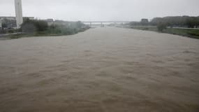 La rivière Muromi sort de son lit à Fukuoka, au Japon, le 14 août 2021