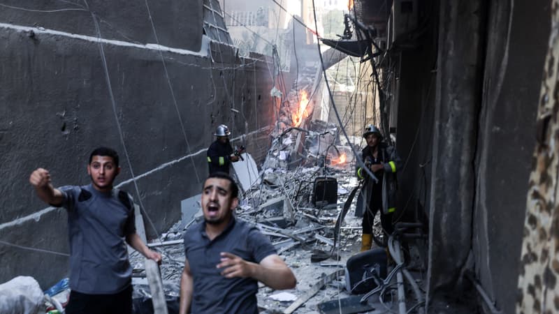 Des pompiers s affairent pres d un immeuble touche par une frappe israelienne dans la bande de Gaza en Palestine 1461131
