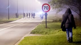 La route qui longe le tunnel sous la Manche, près de la jungle de Calais.