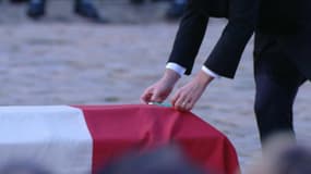 En hommage à l'écrivain Jean d'Ormesson, Emmanuel Macron dépose un crayon sur son cercueil