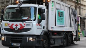 Photographié pendant une pause, Adama Traorén agent d'entretien à Paris, a été licencié pour faute grave