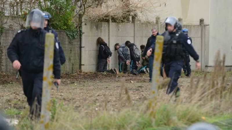 Des jeunes interpellés agenouillés à Mantes-la-Jolie, le 6 décembre 2018.