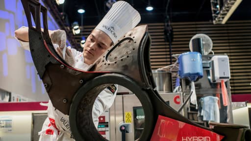 Le Français Quentin Bailly au travail sur l'une des oeuvres françaises en compétition