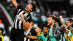 Les Brésiliens Adryelson (à gauche) et Lucas Perri avec Botafogo 