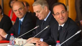 François Hollande, Jean-Marc Ayrault et le ministre de l'Economie Pierre Moscovici au premier jour de la conférence sociale. Cette conférence est un "test" sur la méthode que le gouvernement entend employer afin de développer le dialogue et la concertatio