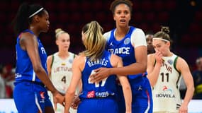 Romane Bernies et l'équipe de France de basket, à l'Euro 2025, face à la Lituanie, le 24 juin dernier 
