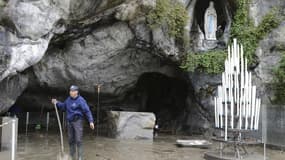 Après les inondations qui ont fait environ 2 millions d'euros de dégâts ce week-end dans les sanctuaires de Lourdes, dans les Hautes-Pyrénées, la grotte de Lourdes a été rouverte aux pèlerins lundi. /Photo prise le 21 octobre 2012/REUTERS/Caroline Blumber