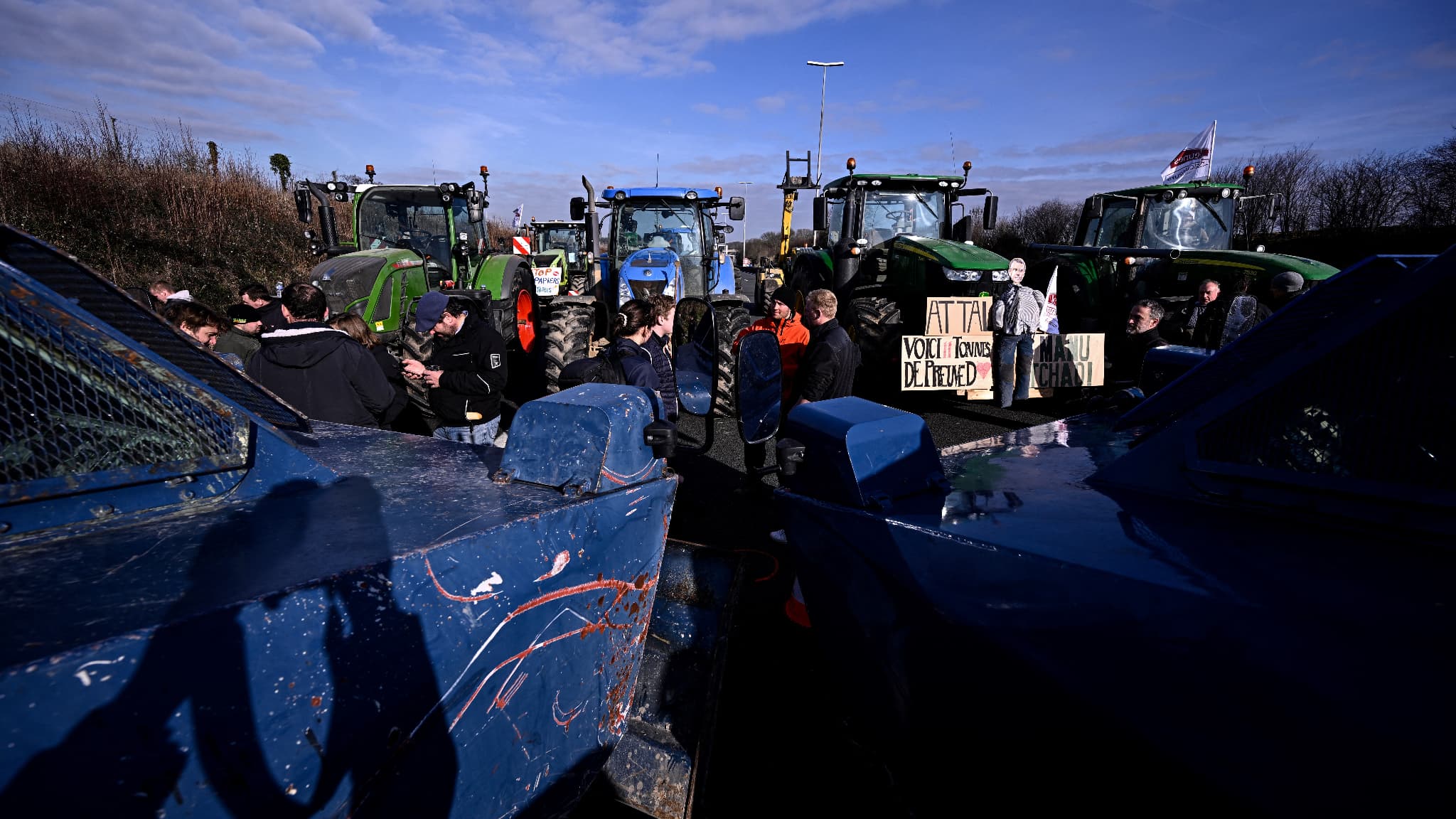 Les agriculteurs sur l'A1 à Chennevières-lès-Louvres, dans le Val-d'Oise, ce mercredi.