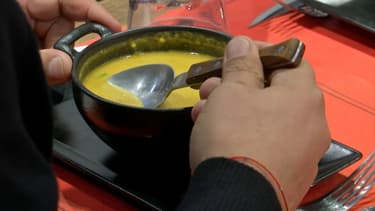 Ce restaurant parisien accueille des clients malgré le confinement.