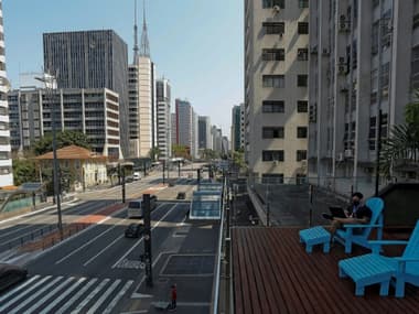 La terrasse d'un espace de coworking donnant sur la célèbre avenue Paulista à Sao Paulo, le 27 septembre 2021
