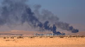 Le groupe terroriste incendie ses installations pétrolières pour brouiller la visibilité des avions de la coalition internationale.