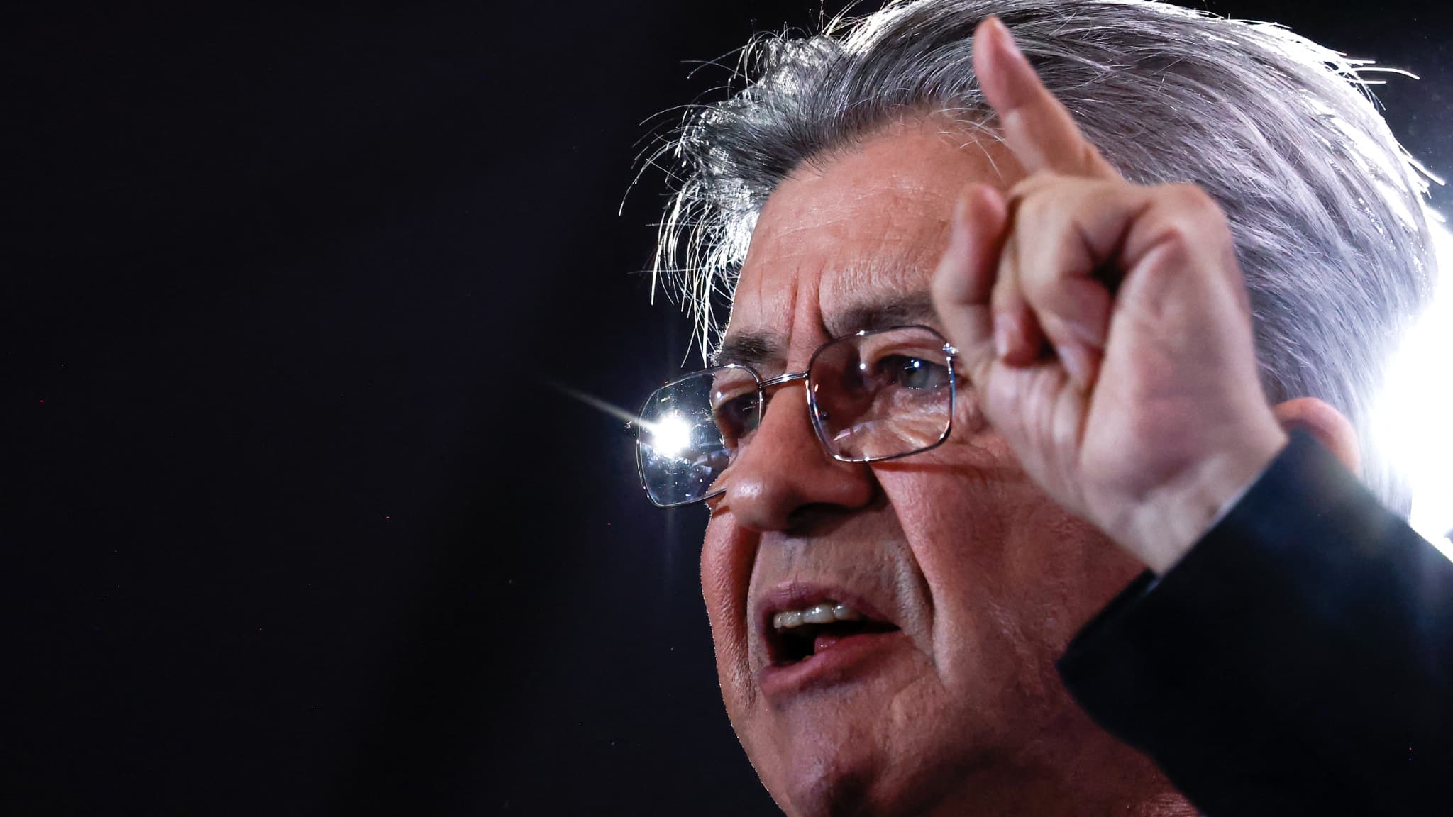 JEAN-LUC MÉLENCHON SALUE LA CHUTE DE DEUX GOUVERNEMENTS "SANS TIRER UN COUP DE FUSIL"