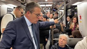 François Durovray, nouveau ministre délégué aux Transports, dans la ligne 14 du métro parisien, le jeudi 26 septembre. 