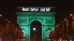 L'Arc de Triomphe, au soir de la signature de l'accord de Paris le 4 novembre 2016.