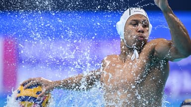 Le water-poloïste français Thomas Vernoux participe au match du tour préliminaire du groupe B entre la France et la Chine à Doha lors des Championnats du monde d'aquatique 2024 à Doha le 7 février 2024.