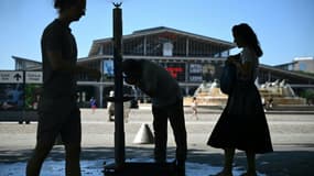 Des personnes se rafraîchissent à une fontaine publique près de la Grande Halle de La Villette alors qu'une vague de chaleur frappe le sud de l'Europe, à Paris, le 29 juin 2025