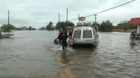 Tempête Harvey: évacuations en hydroglisseur à Houston 