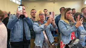 Cris, insultes, doigt d'honneur... La réaction des deux militantes face à la victoire d'Emmanuel Macron fait le tour des réseaux sociaux.