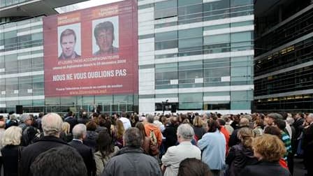 Devant le siège de France Télévisions, où une affiche géante des journalistes de France 3 Hervé Ghesquière et Stéphane Taponnier a été mise en place mercredi. Entre 200 et 300 personnes se sont réunies pour marquer les neuf mois de détention en Afghanista