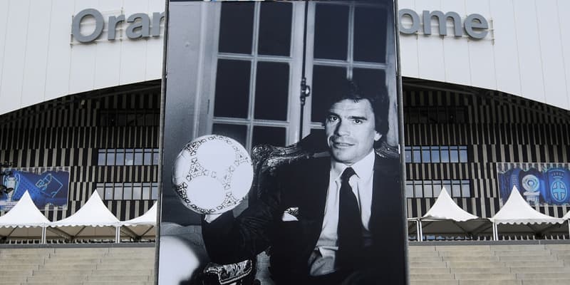 Un portrait de Bernard Tapie a été positionné devant le Vélodrome, à Marseille, quelques heures après l'annonce de sa mort dimanche 3 octobre 2021