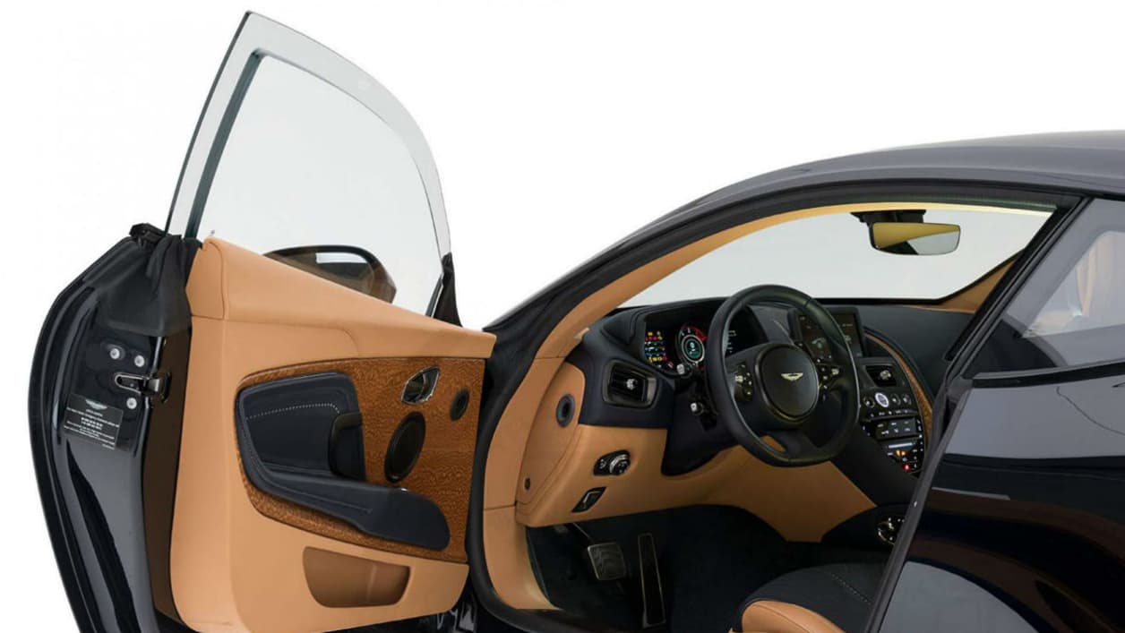Le renforcement des vitres des portières est la plus visible des modifications apportées sur cette DB11 blindée Le renforcement des vitres des portières est la plus visible des modifications apportées sur cette DB11 blindée