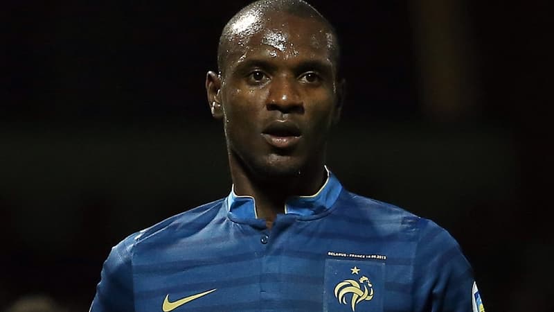 Eric Abidal sous le maillot de l'équipe de France.