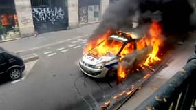 Une voiture de police a été incendiée aux abords de la place de la République, à Paris, pendant la manifestation des policiers, le 18 mai 2016.