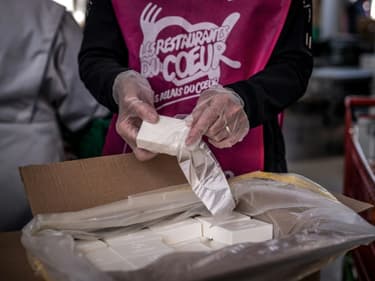 Des membres de l'association Les Restos du Cœur emballent des savons recyclés pour les bénéficiaires, le 24 mars 2021 à Givors