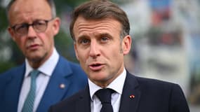 Le président français Emmanuel Macron s'adresse à la presse après une réunion lors du sommet de la Communauté politique européenne (CPE), à Tirana, le 16 mai 2025.