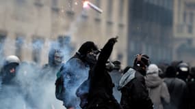 De violents incidents ont éclaté vendredi après-midi à Milan entre la police et des manifestants cagoulés.