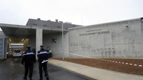 Des gendarmes marchent le 10 juin 2013 devant la nouvelle prison de Rodez à Druelle, à la périphérie de la ville du sud de la France