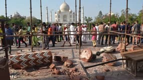 Une violente tempête a fait s'effondrer deux piliers à l'entrée du Taj Mahal, en Inde. 