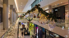 Un centre commercial du département du Centre décoré pour les fêtes de Noël.