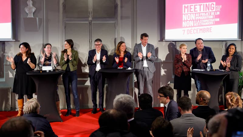 Plusieurs élus de gauche réunis à Saint-Ouen pour un meeting contre le projet de loi immigration, le 8 décembre 2023 