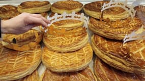 Des galettes des rois dans une boulangerie