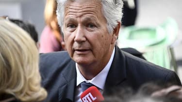 L'animateur Pierre Dhostel, lors de l'hommage religieux de son père, Pierre Bellemare, le 31 mai 2018 à l'église Saint Roch à Paris.