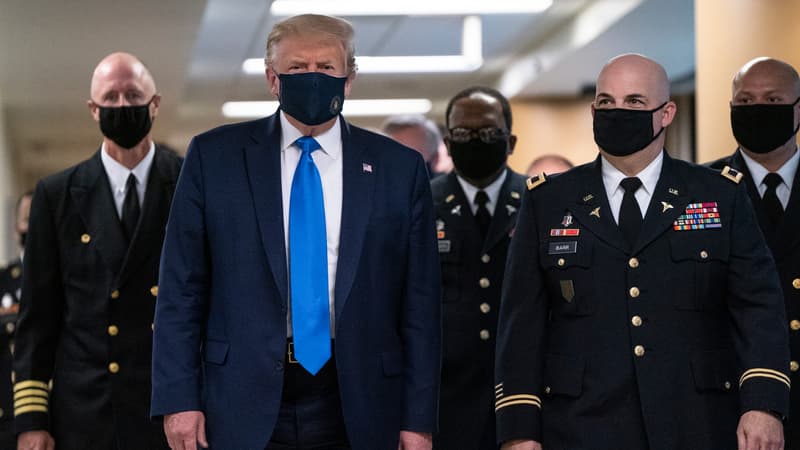 Donald Trump porte un masque pour la première fois, le 11 juillet 2020 à Bethesda, dans le Maryland. 