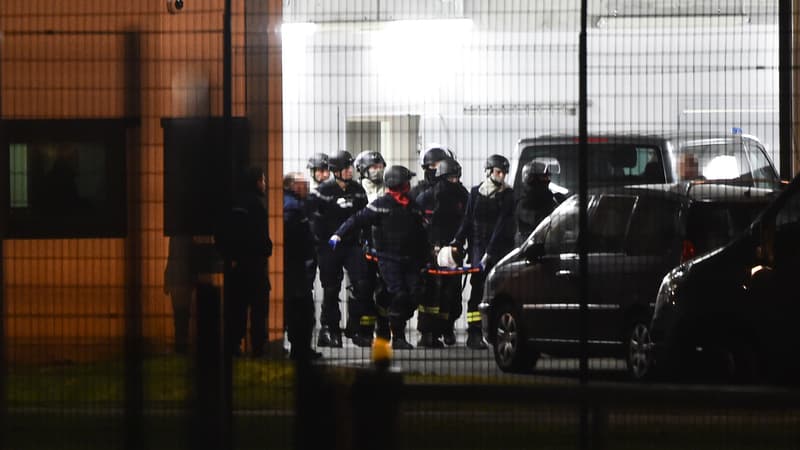 Les forces de l'ordre à la prison de Condé-sur-Sarthe, ce mardi.