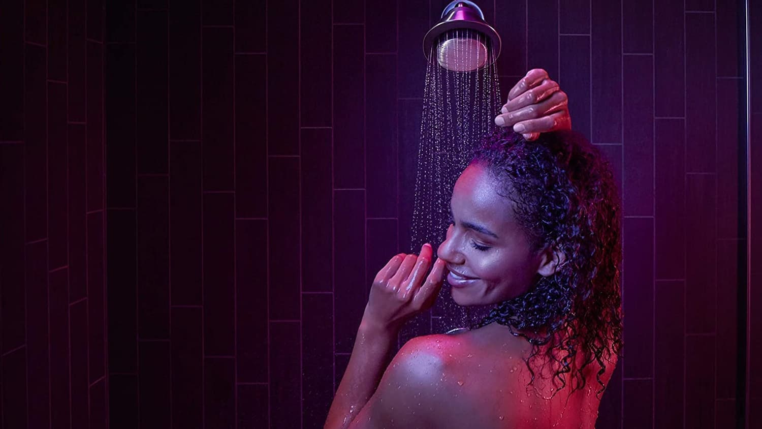 Le pommeau de douche Moxie embarque une enceinte et l'assistant vocal Alexa.