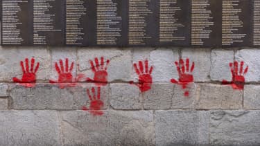 Des mains rouges taguées au Mémorial de la Shoah, à Paris, le 14 mai 2024