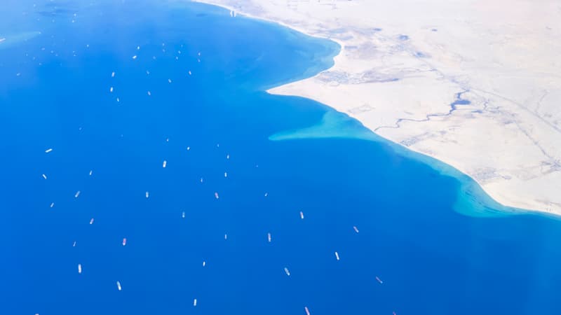 Plus de 360 navires bloqués devant le canal de Suez.