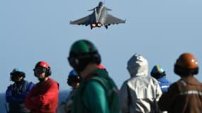 Un Rafale décolle du porte-avions Charles de Gaulle le 23 novembre 2015 en Méditerranée