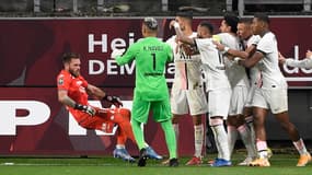 Kylian Mbappé regarde ses partenaires repousser Alexandre Oukidja après avoir chambré le gardien de Metz