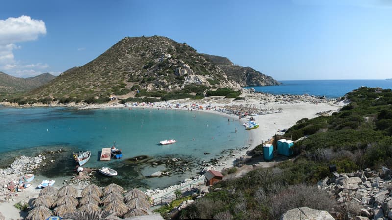 "Ceux qui n’ont pas d’enfants, ils sont censés se faire rôtir?": une plage de Sardaigne interdit les parasols aux personnes entre 10 et 65 ans (pour avoir moins de touristes)