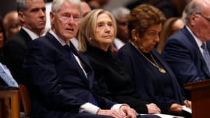 L'ancien président américain Bill Clinton et l'ancienne secrétaire d'État américaine Hillary Clinton assistent aux funérailles de l'ancienne secrétaire au Travail Alexis Herman à la cathédrale nationale, le 14 mai 2025 à Washington, DC.