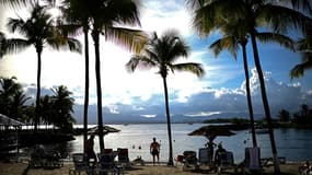 Des touristes profitent de la plage du Gosier, en Guadeloupe (photo d'illustration).